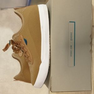 Vessi waterproof sports shoe color oak brown size 7.5